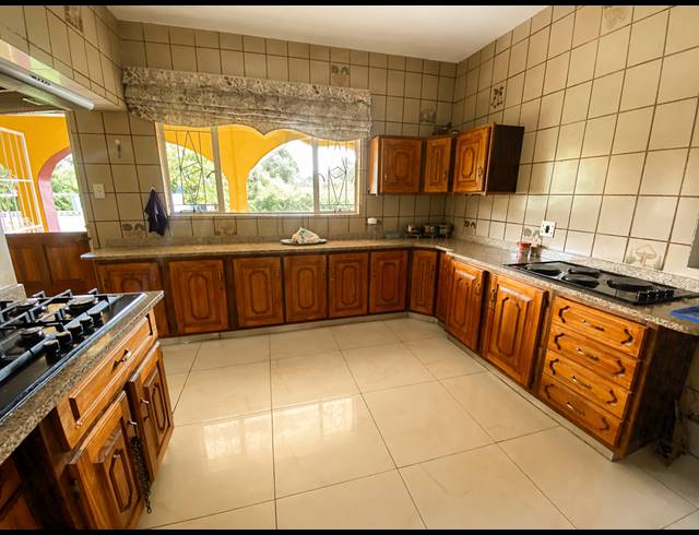 8 BEDROOM HOUSE FOR SALE IN BEDWORTH PARK